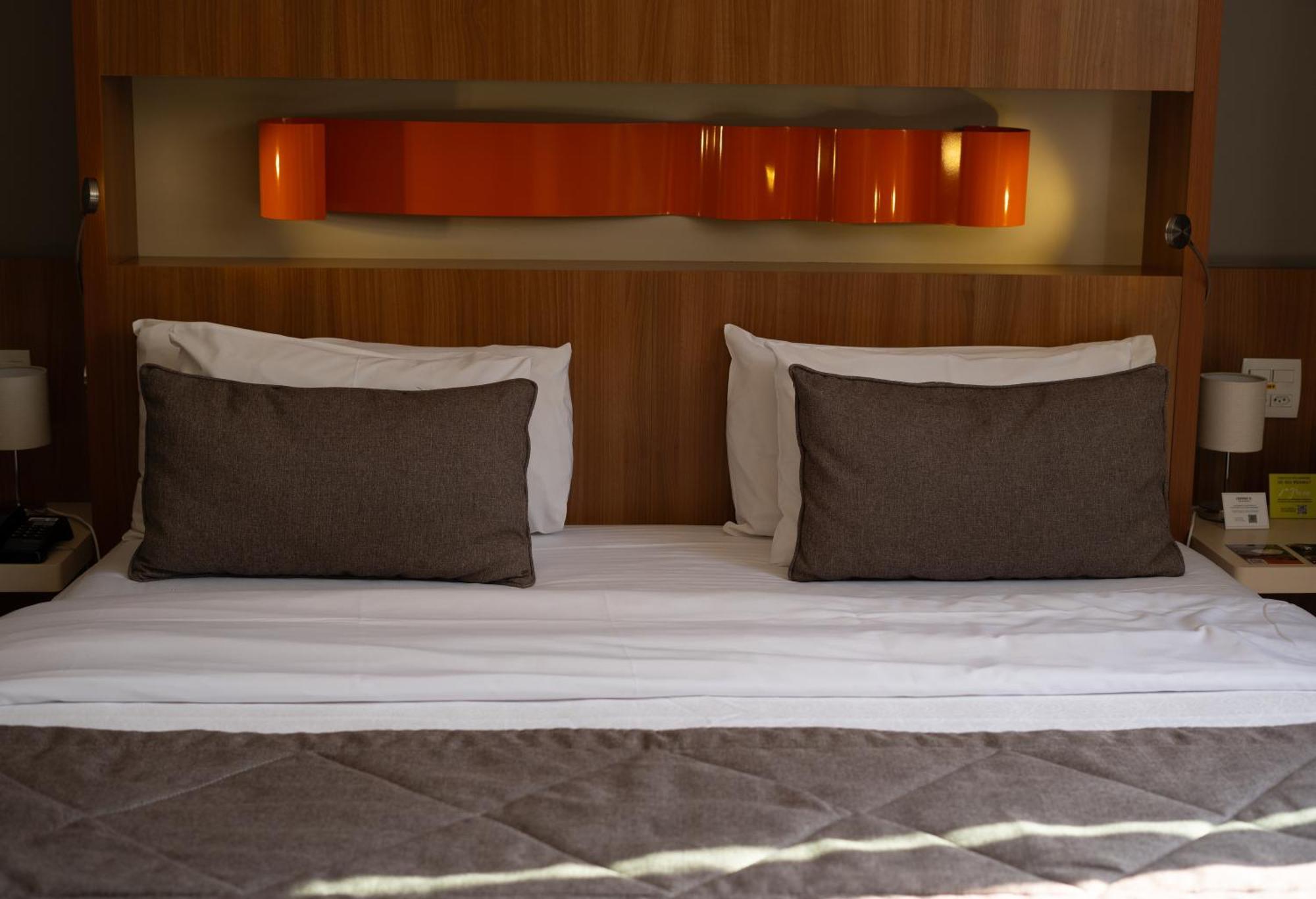 Jade Hotel Brasilia Candangolandia Zewnętrze zdjęcie A bed with two cushions