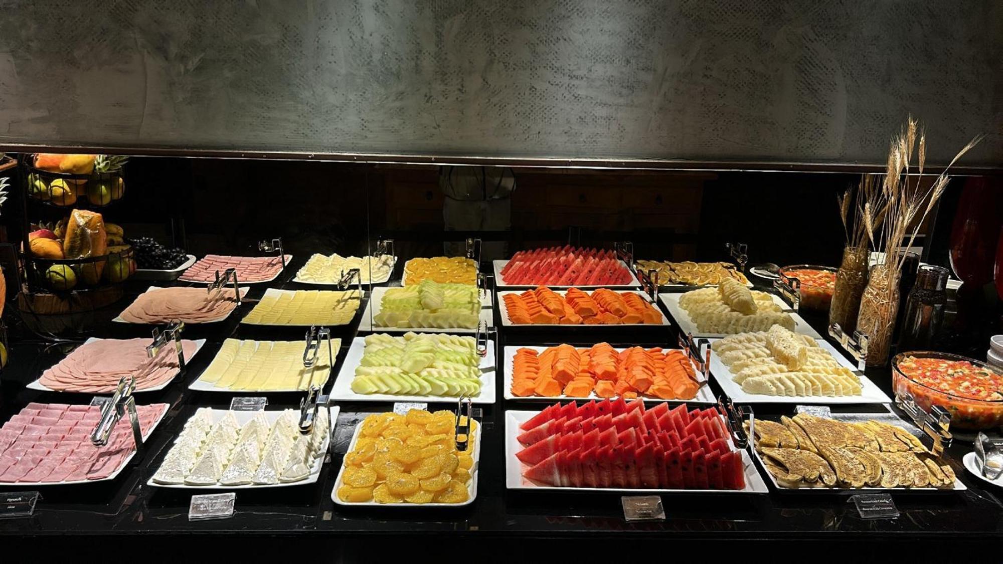 Jade Hotel Brasilia Candangolandia Zewnętrze zdjęcie A selection of cold cuts at a buffet