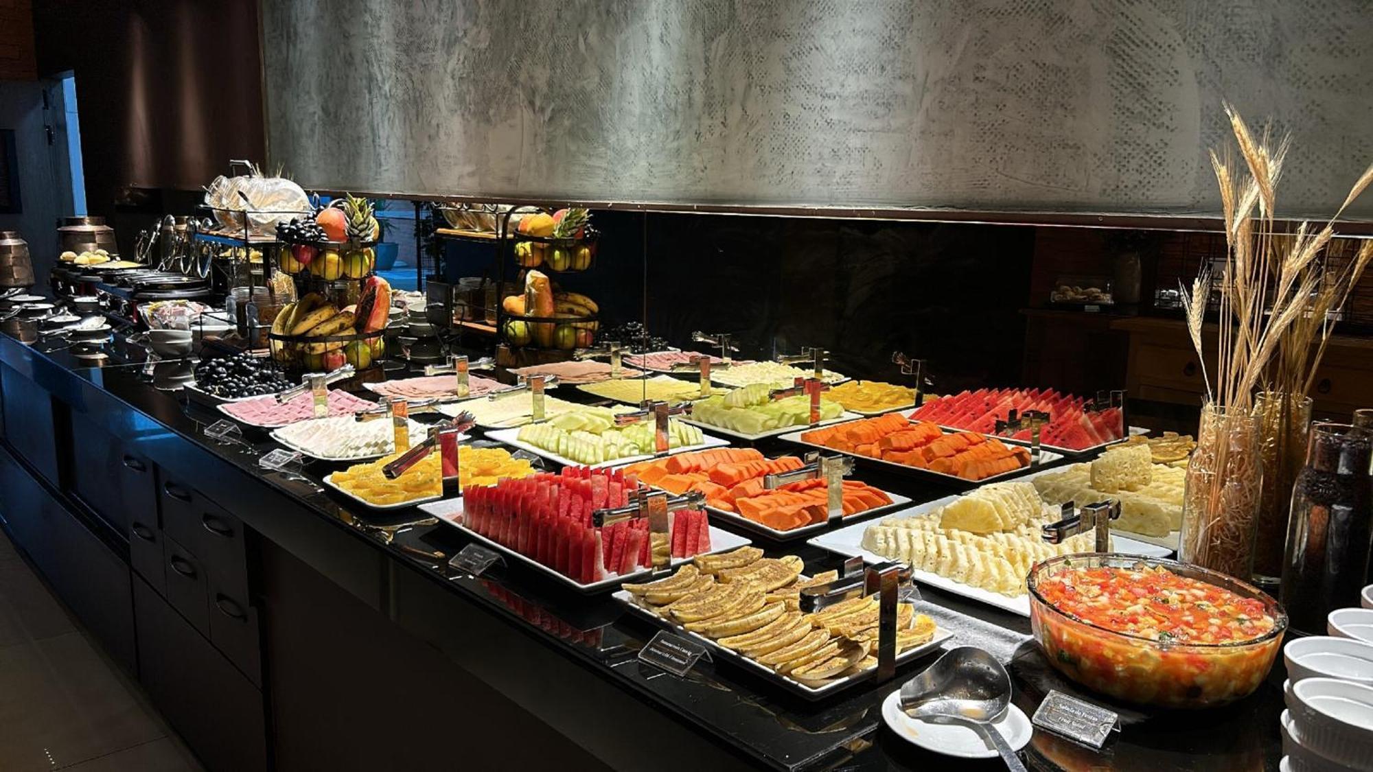 Jade Hotel Brasilia Candangolandia Zewnętrze zdjęcie A fruit salad buffet