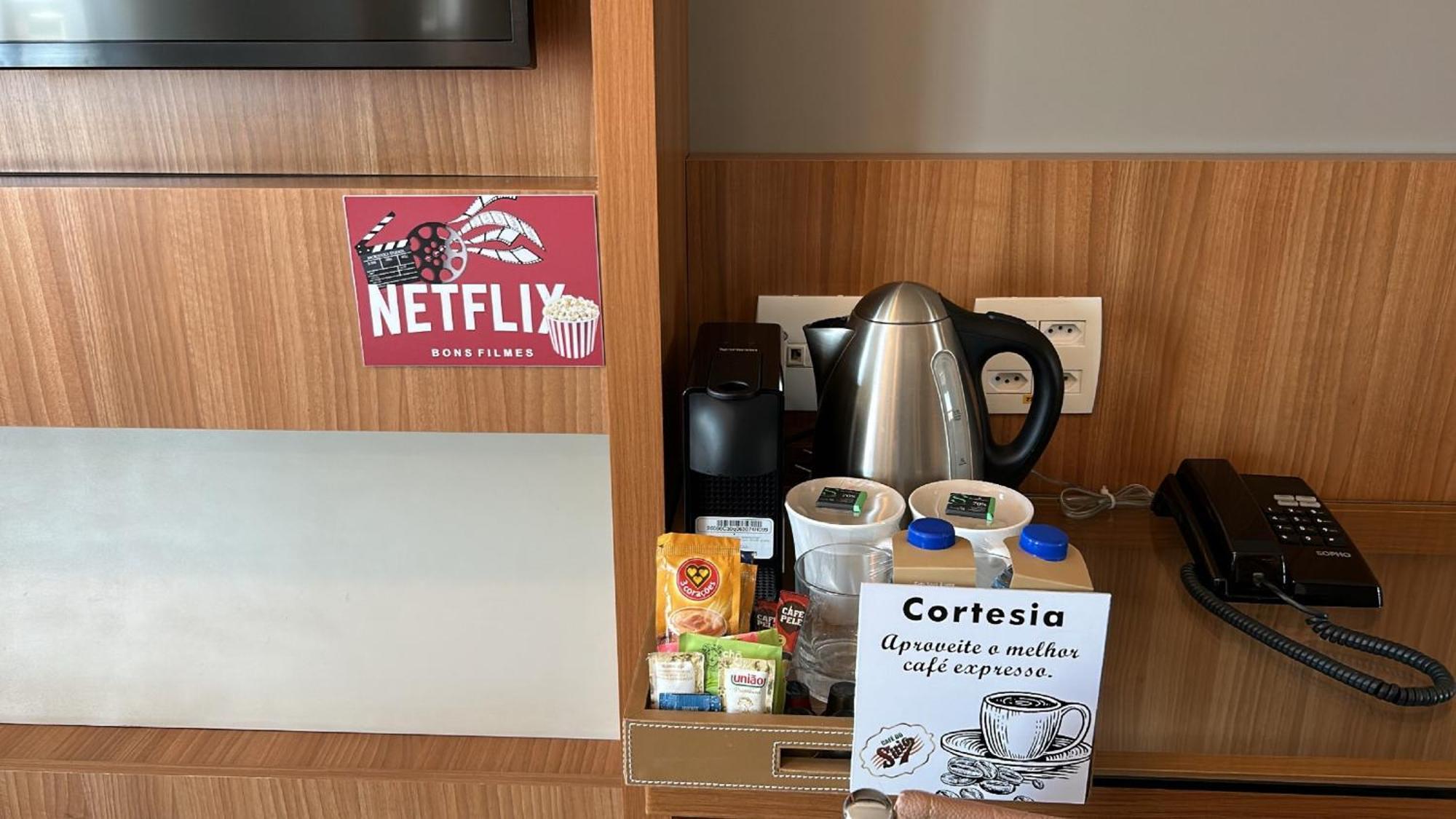 Jade Hotel Brasilia Candangolandia Zewnętrze zdjęcie A Netflix sticker in a hotel room